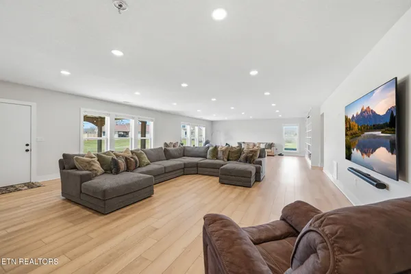 $875,000 | 806 River Drive, Blaine, TN 37709