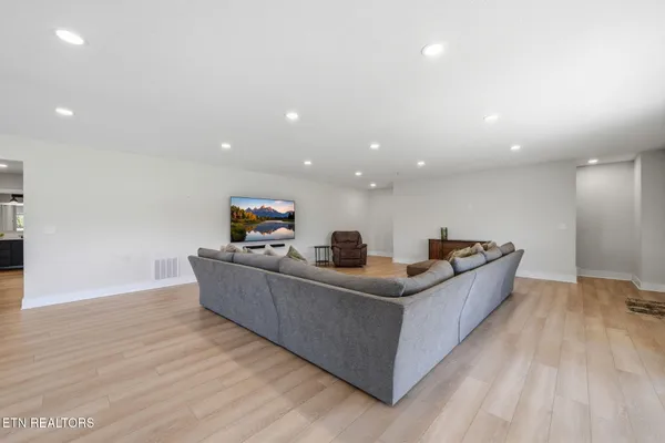 $875,000 | 806 River Drive, Blaine, TN 37709