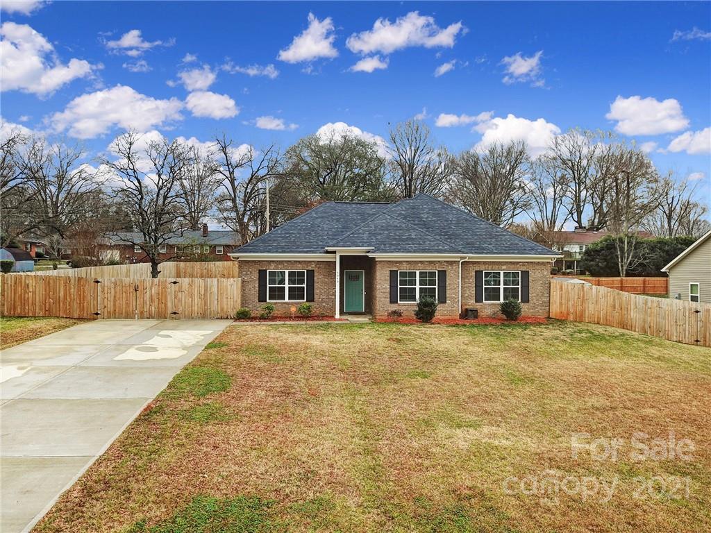 a view of a yard in front of a house with a yard