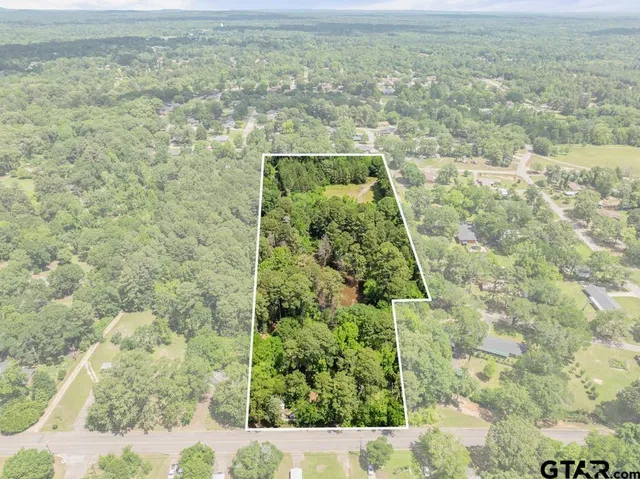 a view of a pathway both side of a building