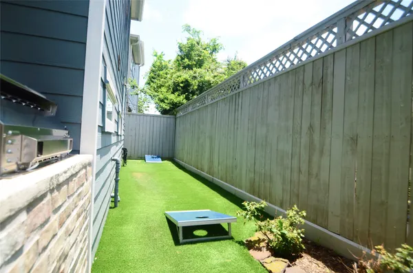 a view of a back yard