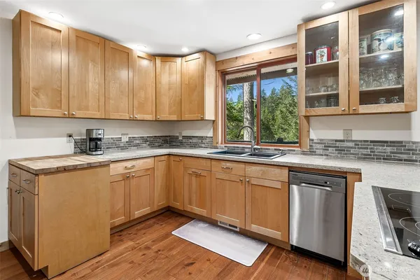 $599,000 | 390 East Emerald Lake Drive, Grapeview, WA 98546