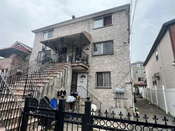 $890,000 | 3455 Ely Avenue | Eastchester