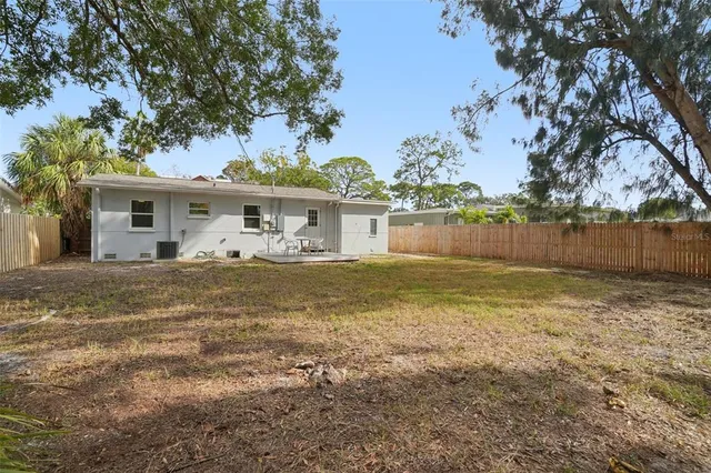 a view of back yard of the house