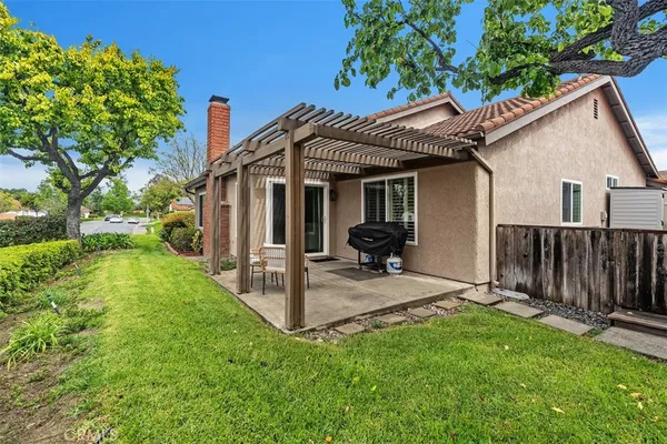 a view of a house with backyard and porch