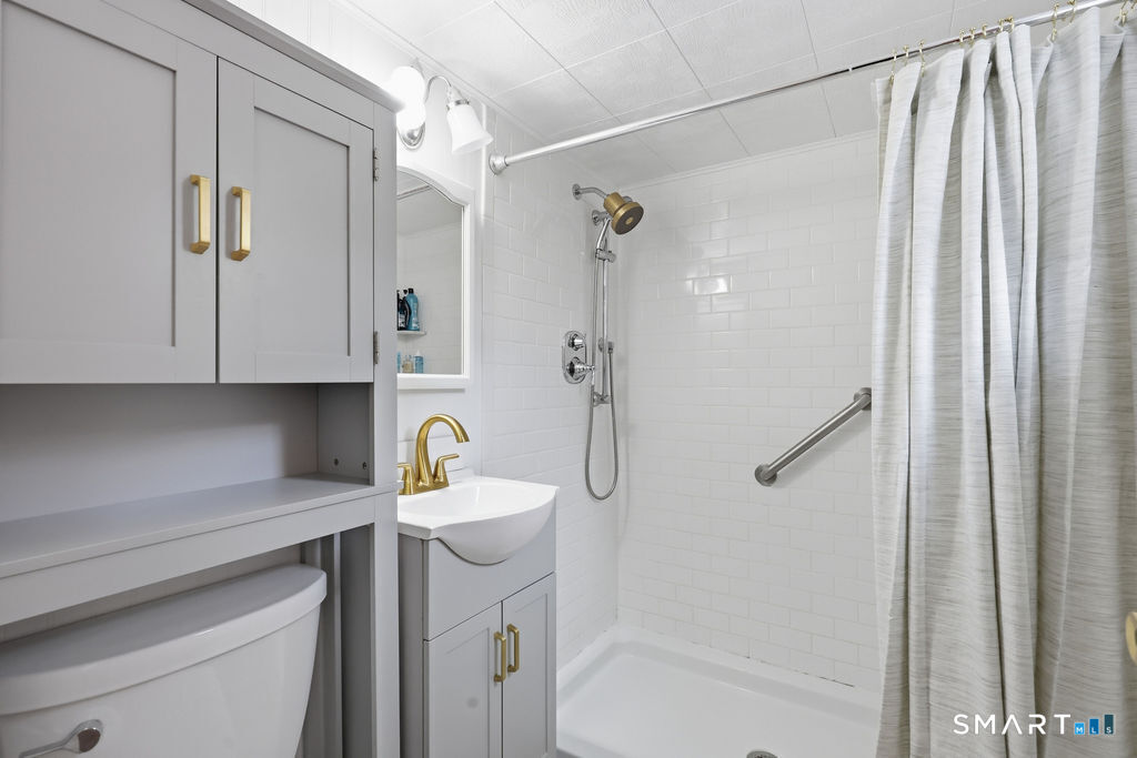 428 Welchs Point Road Milford, CT 06460 - Photo 18 of 40 Gallery Image 18