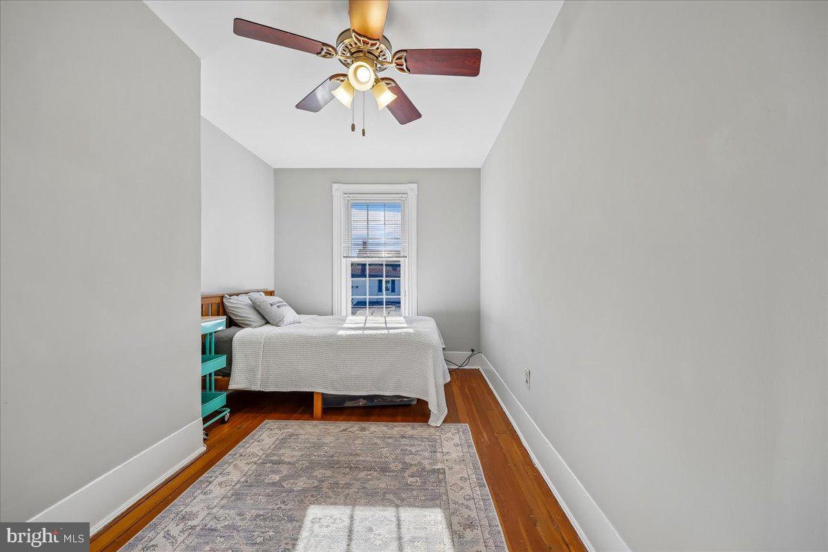 22165 Big Woods Road Dickerson, MD 20842 - Photo 18 of 28 Middle Bedroom
