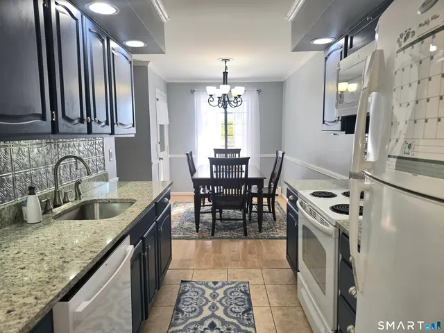 $2,000 | 22 Essex Court, Unit 22, Brookfield, CT 06804