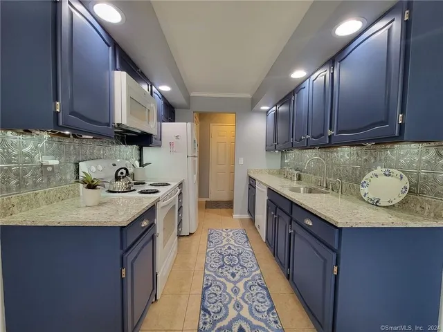 $2,000 | 22 Essex Court, Unit 22, Brookfield, CT 06804