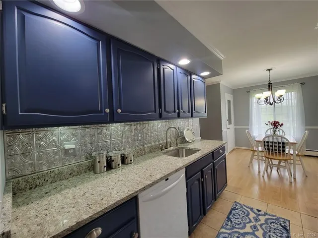 $2,000 | 22 Essex Court, Unit 22, Brookfield, CT 06804