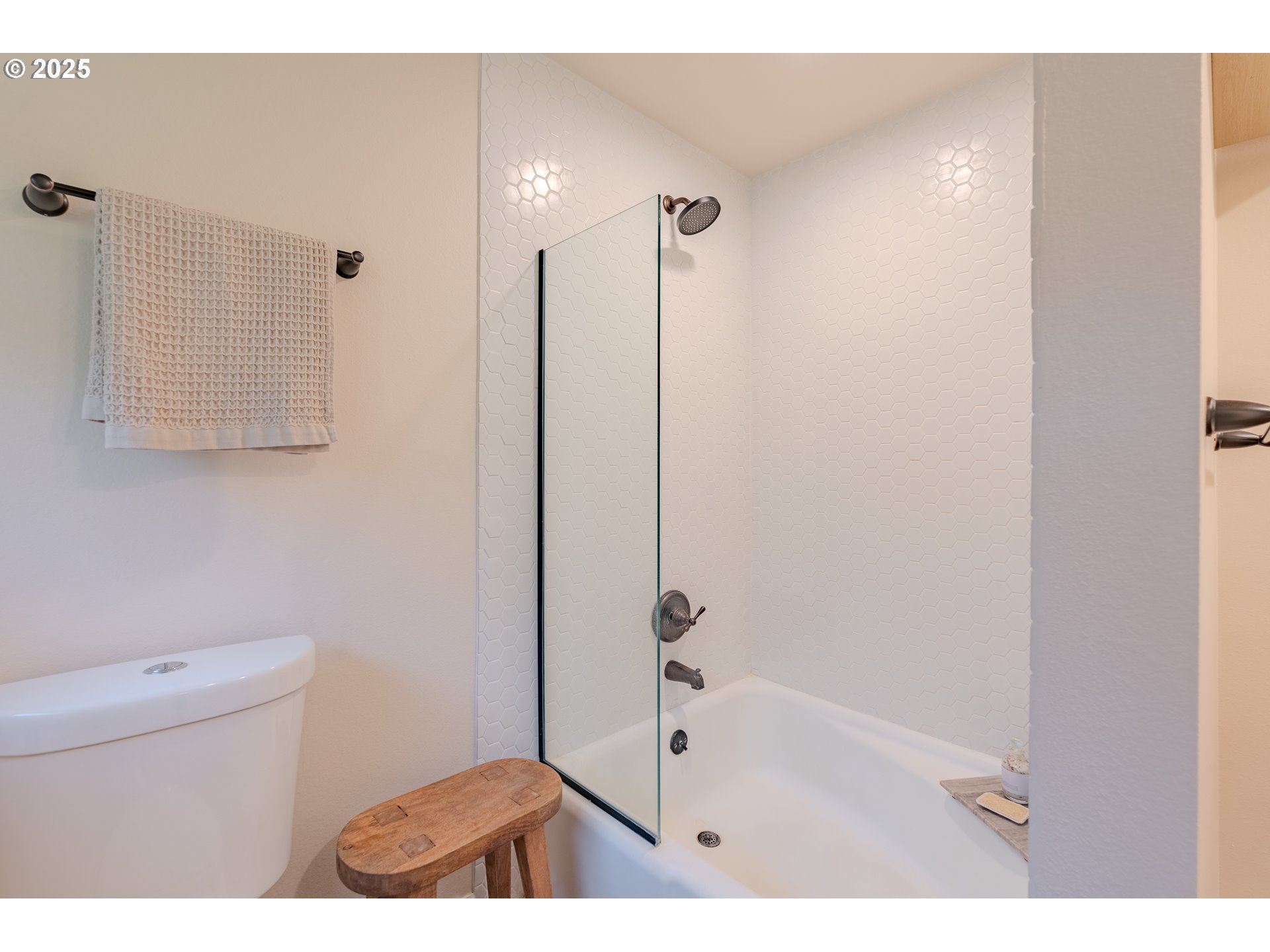 20908 Northeast 67th Avenue Battle Ground, WA 98604 - Photo 26 of 47 a bathroom with a tub a toilet and a sink