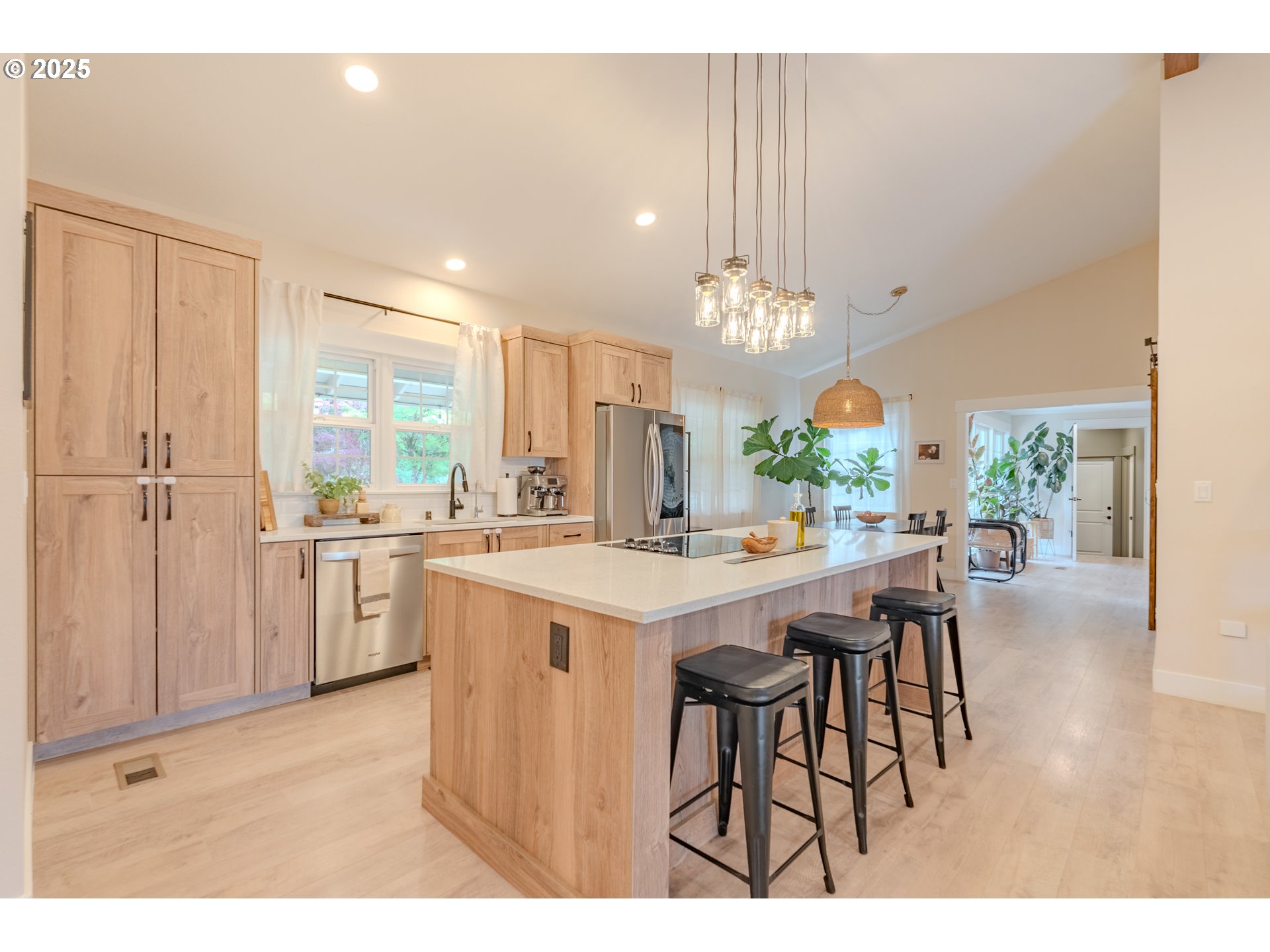 20908 Northeast 67th Avenue Battle Ground, WA 98604 - Photo 9 of 47 a kitchen with a table and chairs
