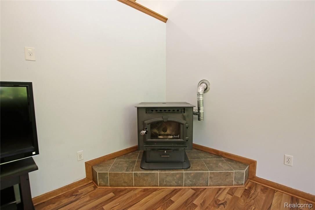 5959 Fox Lake Road Goodrich, MI 48438 - Photo 5 of 46 7) Living Room.jpg