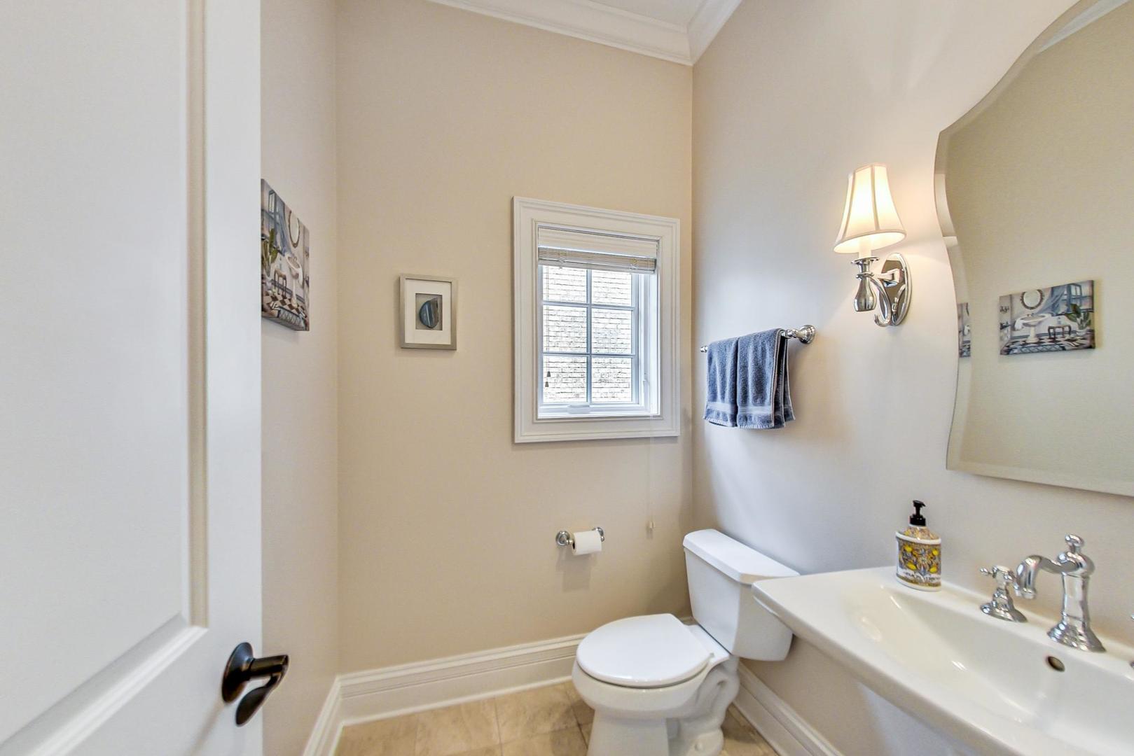 827 South Chester Avenue Park Ridge, IL 60068 - Photo 15 of 38 a bathroom with a toilet a sink and mirror