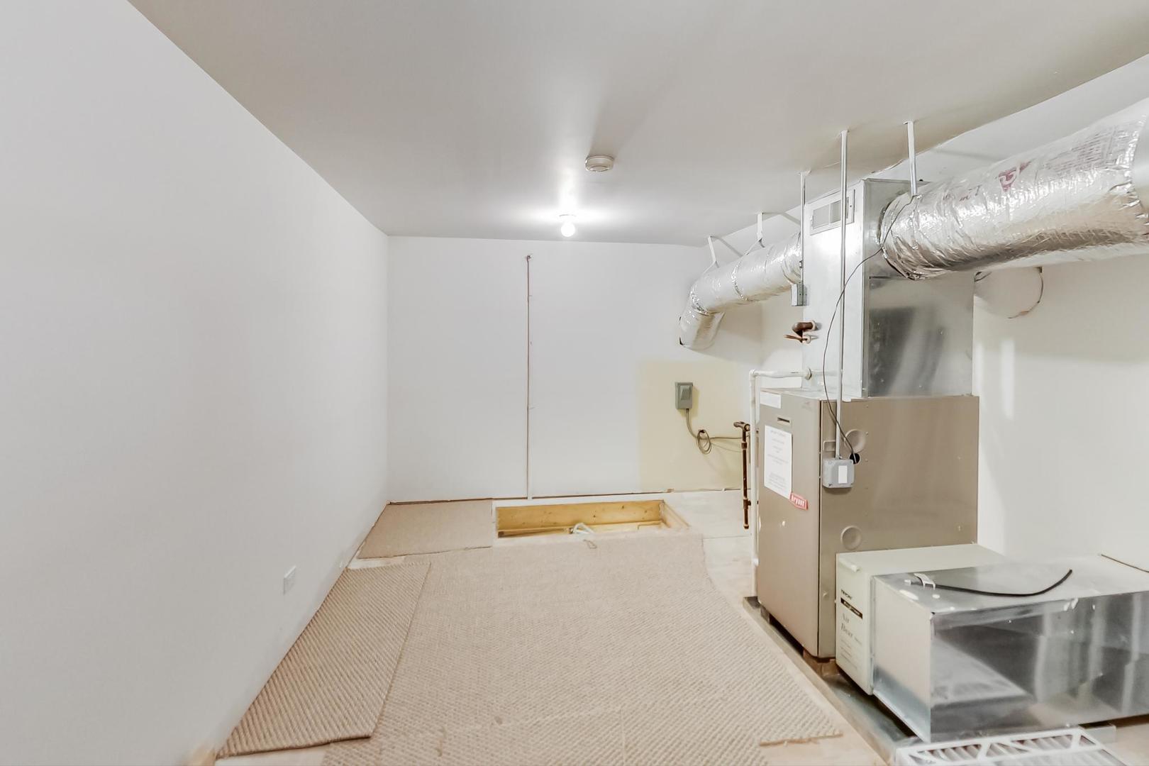 827 South Chester Avenue Park Ridge, IL 60068 - Photo 29 of 38 a bathroom with a bathtub and a toilet