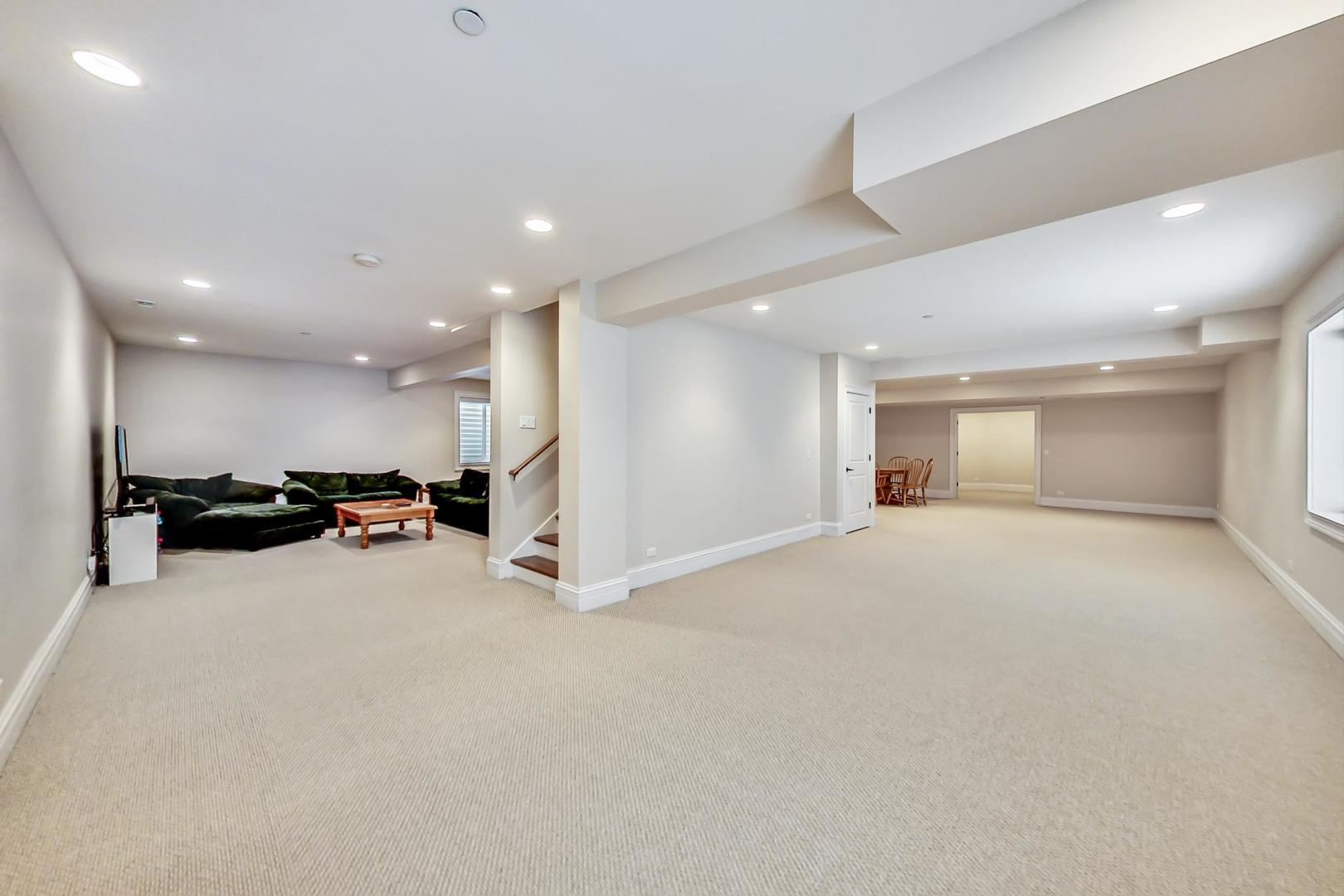 827 South Chester Avenue Park Ridge, IL 60068 - Photo 30 of 38 a view of an empty room with a kitchen