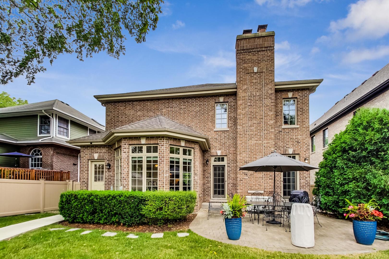 827 South Chester Avenue Park Ridge, IL 60068 - Photo 34 of 38 a front view of a house with garden