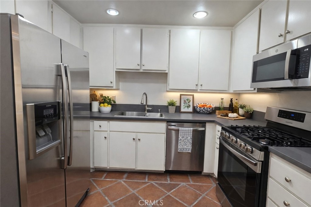 25657 Almendra Drive Valencia, CA 91355 - Photo 9 of 14 AI EDITED KITCHEN