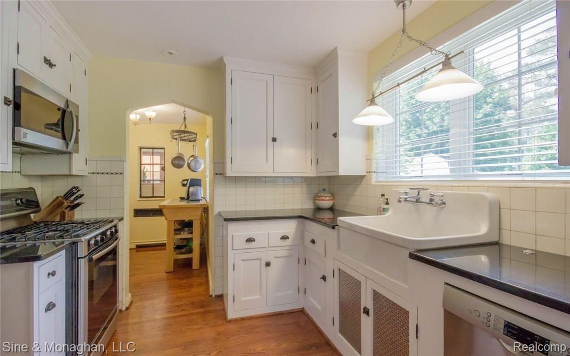 287 Moran Road Grosse Pointe, MI 48236 - Photo 9 of 30 9.jpg