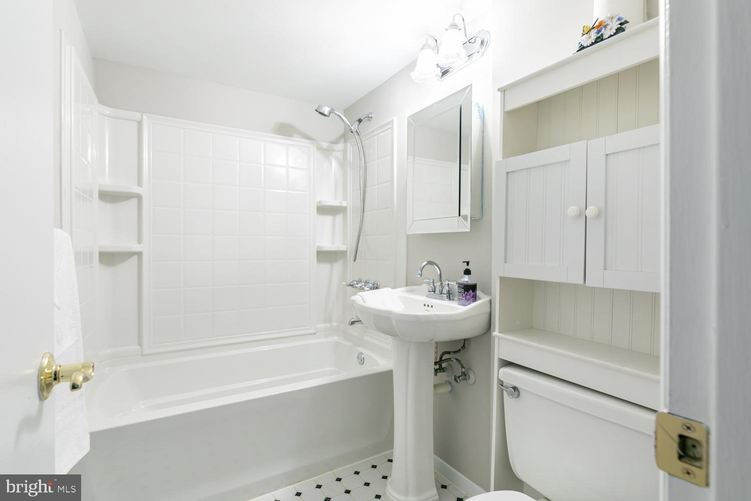 1389 Northgate Square Reston, VA 20190 - Photo 15 of 33 Main level bath