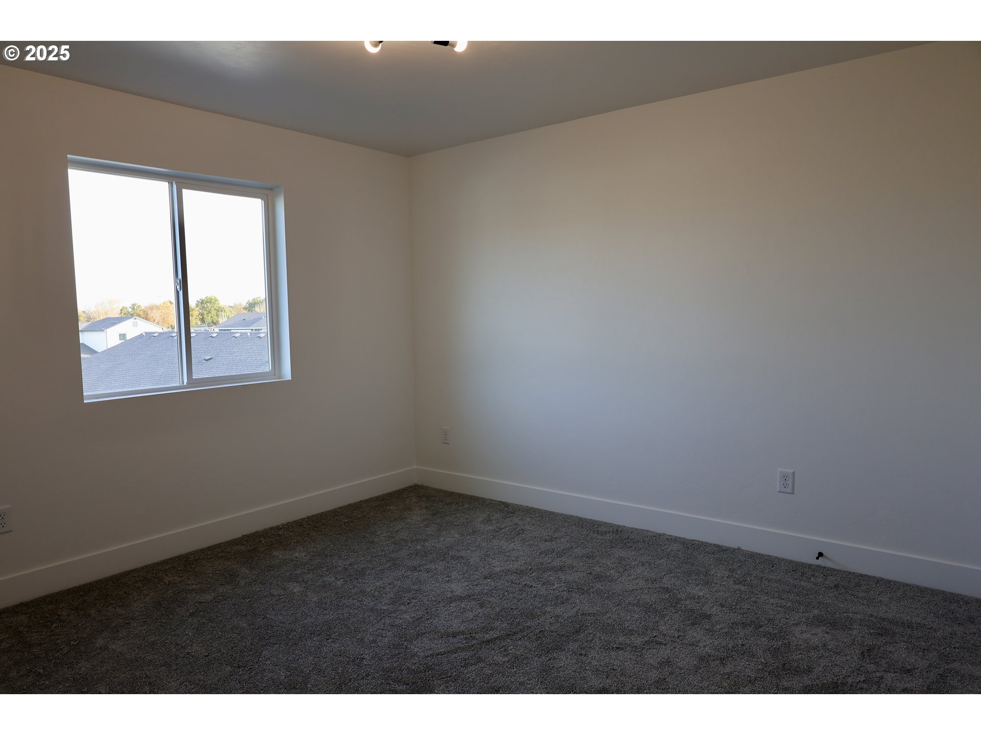 1750 Northeast 8th Place Hermiston, OR 97838 - Photo 16 of 21 a view of an empty room with a window