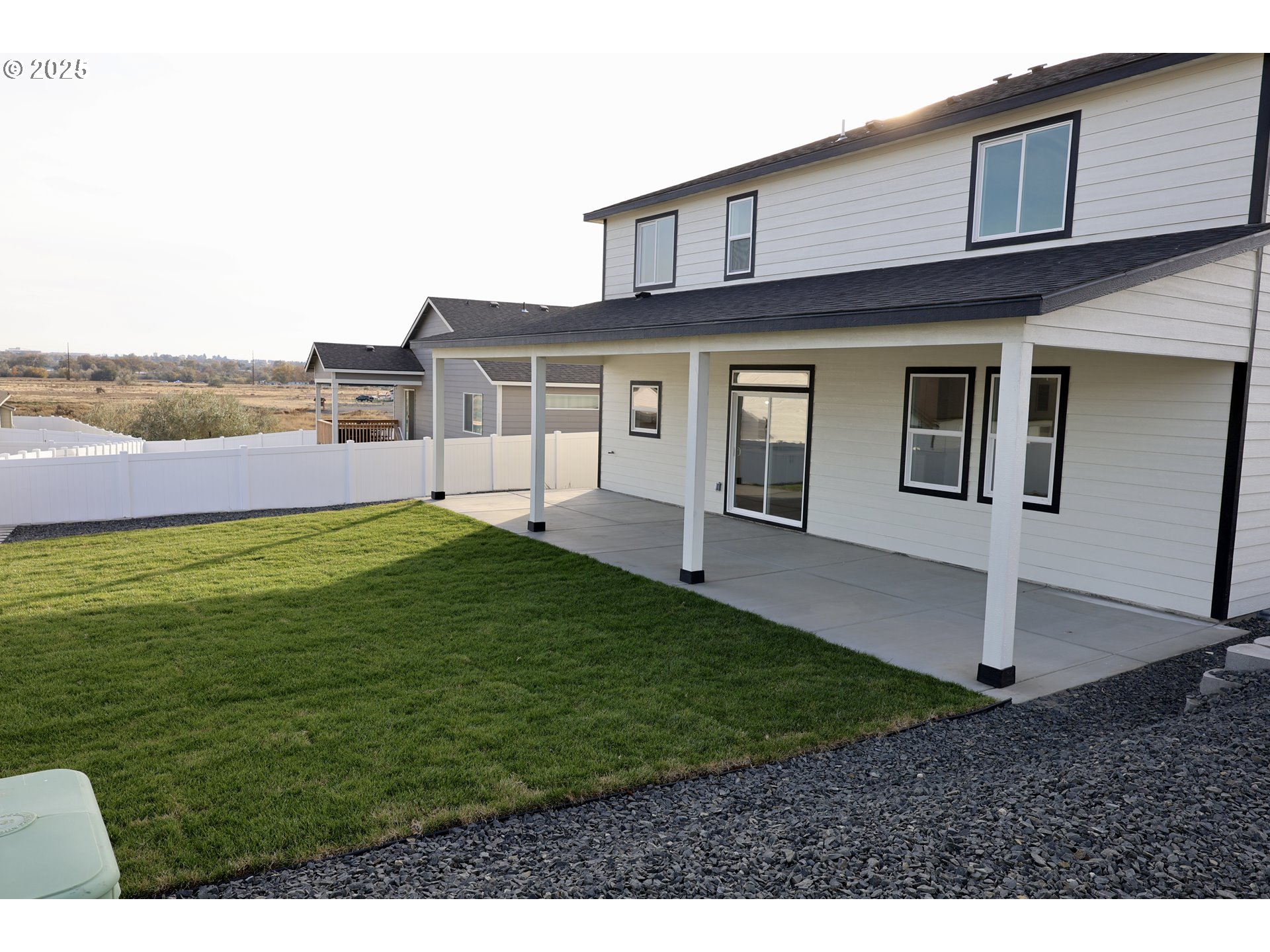 1750 Northeast 8th Place Hermiston, OR 97838 - Photo 19 of 21 a front view of a house with garden