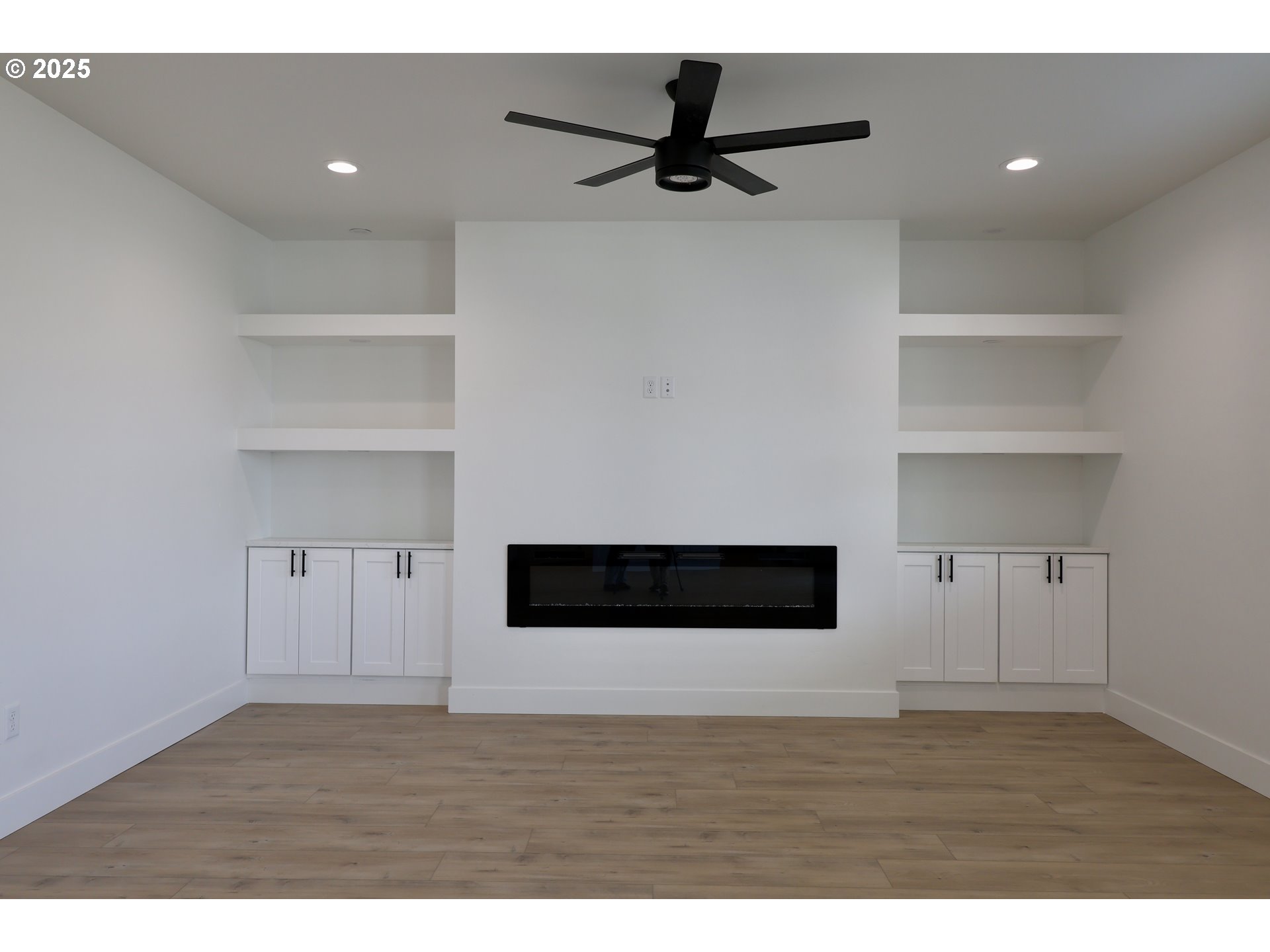 1750 Northeast 8th Place Hermiston, OR 97838 - Photo 6 of 21 a view of empty room with wooden floor and window