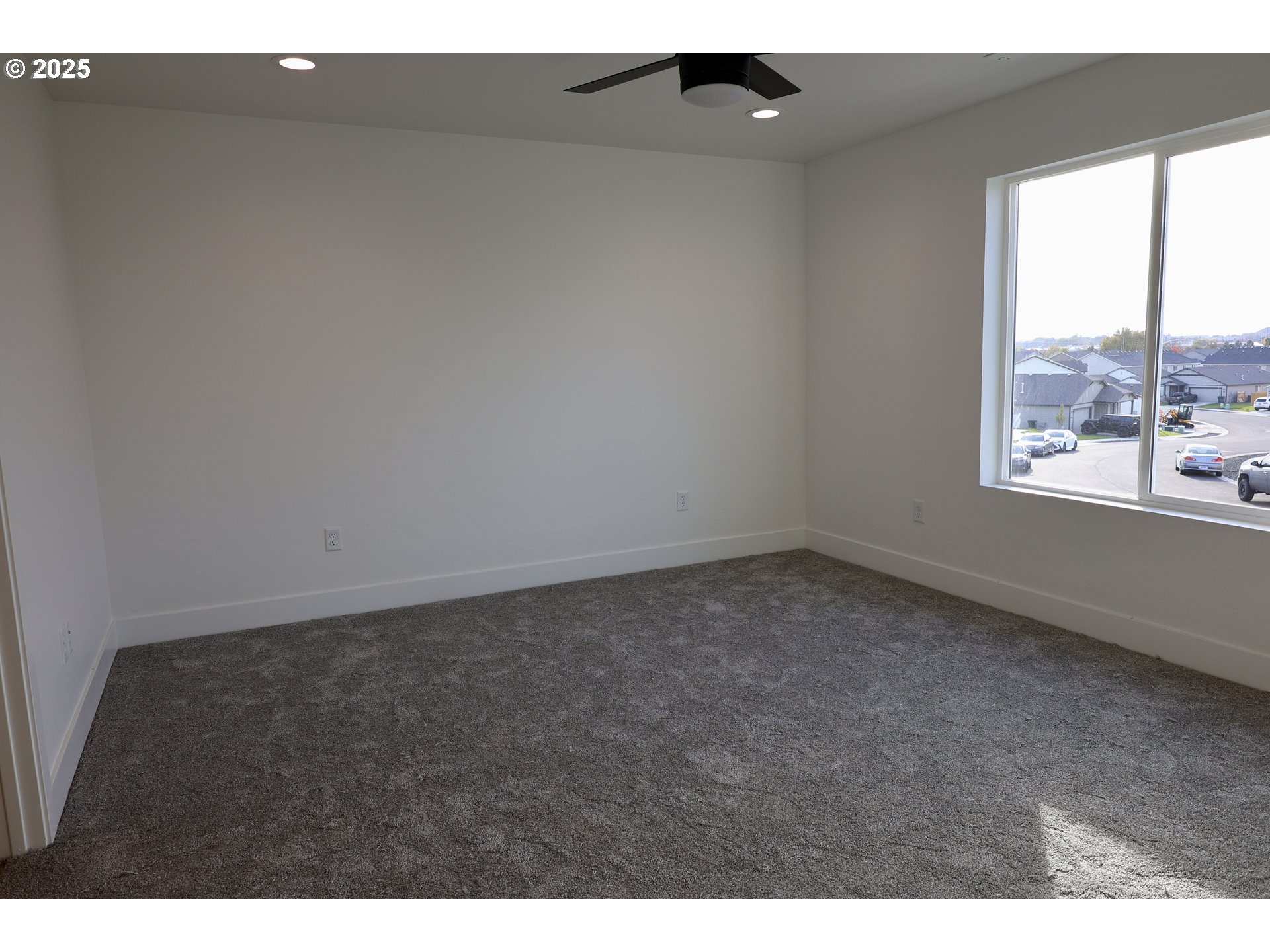 1750 Northeast 8th Place Hermiston, OR 97838 - Photo 8 of 21 a view of an empty room and a window