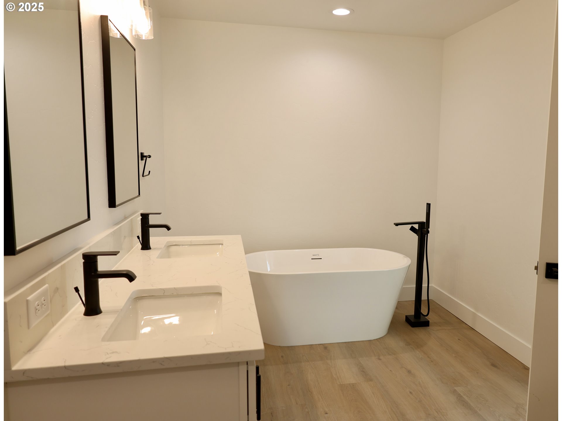 1750 Northeast 8th Place Hermiston, OR 97838 - Photo 10 of 21 a bathroom with a sink and a bathtub