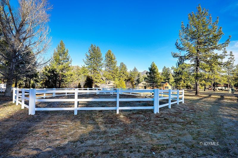 36285 Tool Road Mountain Center, CA 92561 - Photo 35 of 47 a view of outdoor space with trees