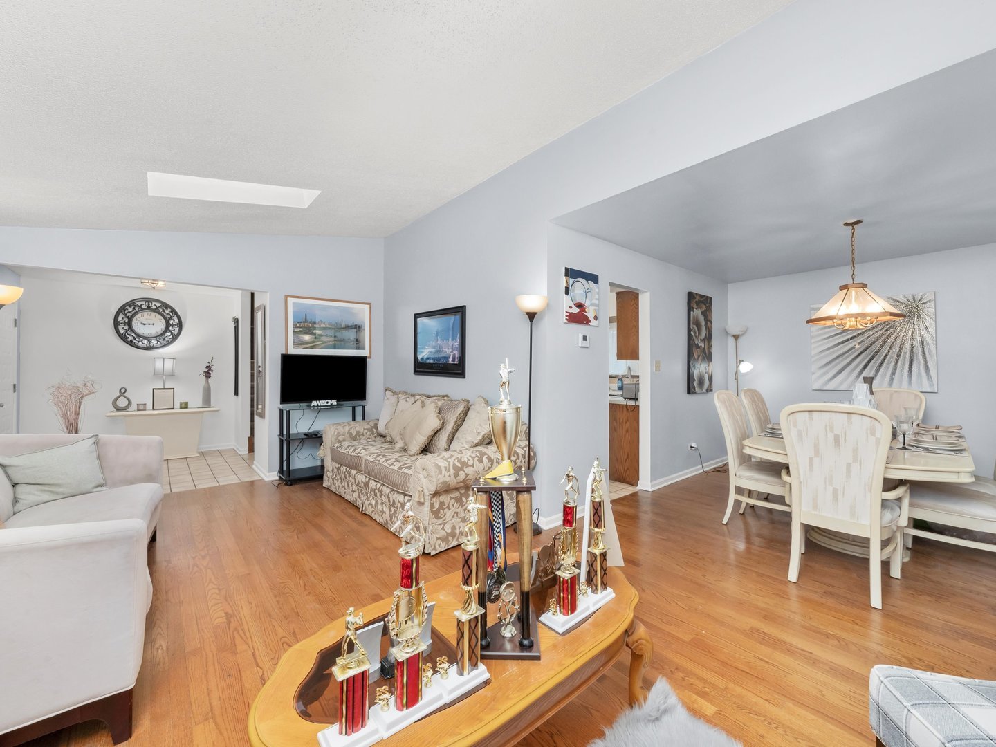 3604 Tee Court North Crete, IL 60417 - Photo 20 of 37 a living room with furniture and wooden floor