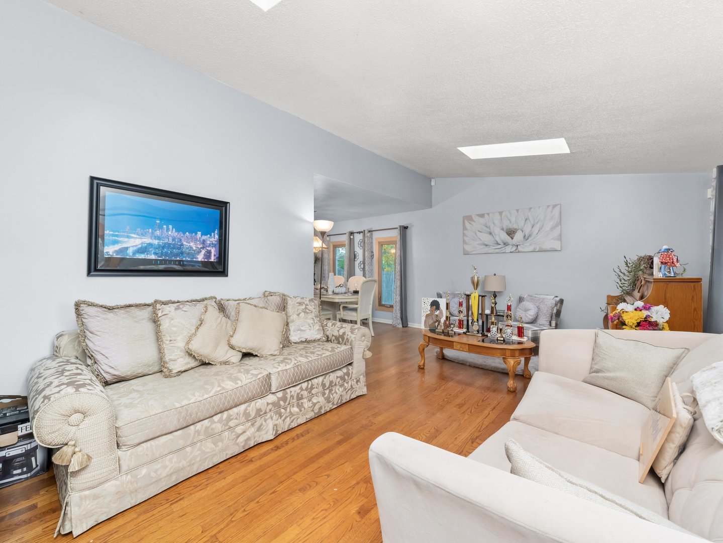 3604 Tee Court North Crete, IL 60417 - Photo 5 of 37 a living room with furniture and a couch