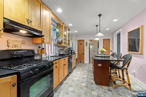 $849,900 | 370 Undercliff Avenue, Edgewater, NJ 07020