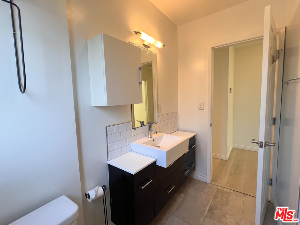 7311 Dunfield Avenue Los Angeles, CA 90045 - Photo 11 of 21