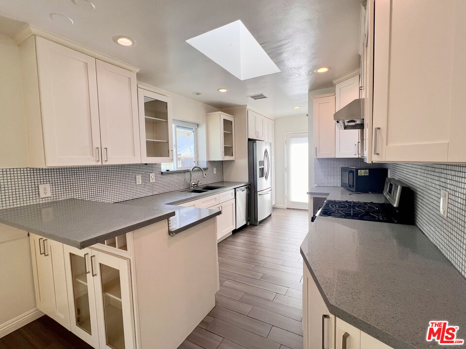 7311 Dunfield Avenue Los Angeles, CA 90045 - Photo 4 of 21