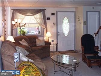 776 Bennington Road Folcroft, PA 19032 - Photo 2 of 12 Living Room
