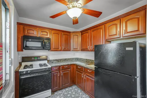 $215,000 | 67-50 Thornton Place, Unit 4U | Rego Park