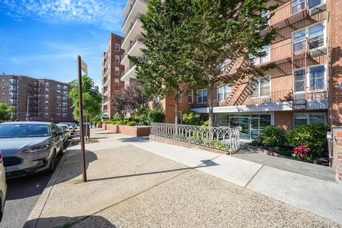 $215,000 | 67-50 Thornton Place, Unit 4U | Rego Park