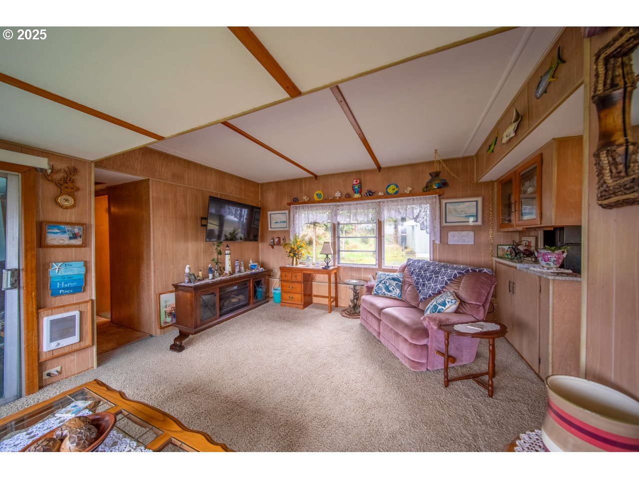 1900 Rowe Street Reedsport, OR 97467 - Photo 3 of 42 Living Room/Entrance