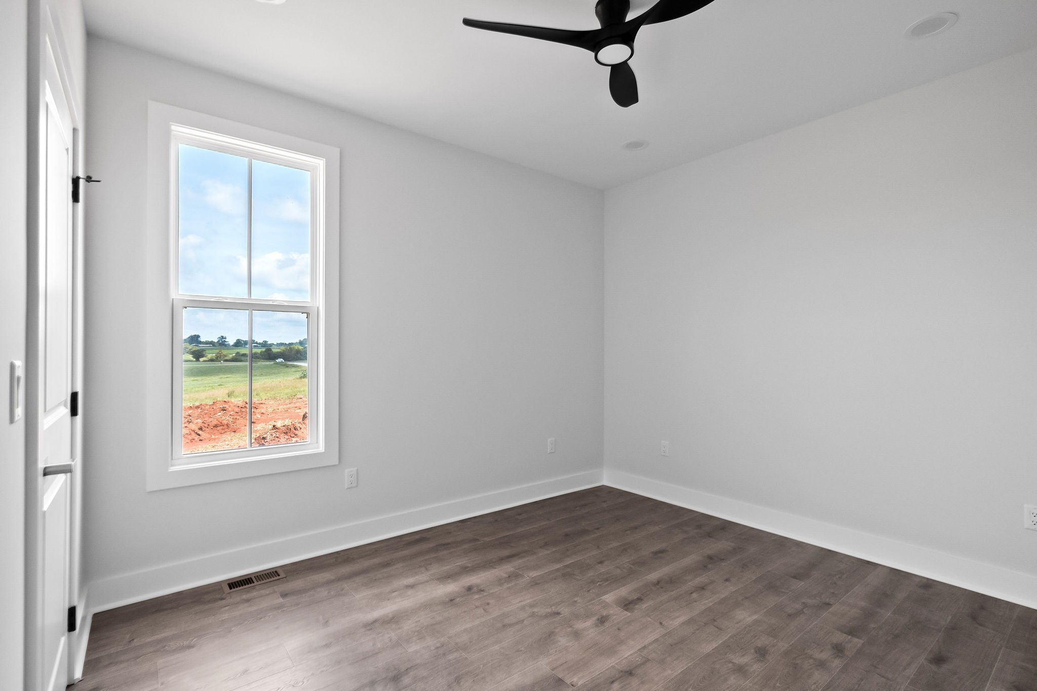 136 Dairy Barn Road Sparta, TN 38583 - Photo 12 of 16 an empty room with a window