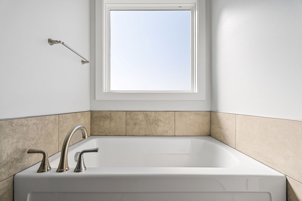 136 Dairy Barn Road Sparta, TN 38583 - Photo 49 of 58 a bathroom with a bathtub