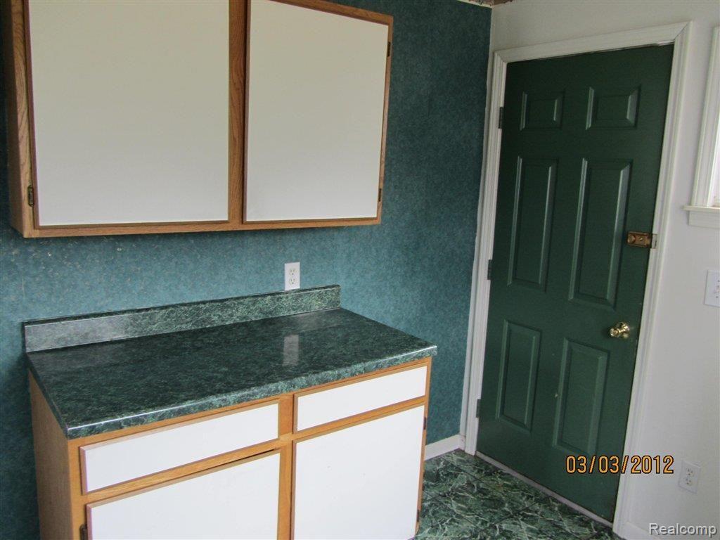 20044 Inkster Road Redford, MI 48240 - Photo 8 of 11 20044 Inkster Redford 030312 (7)