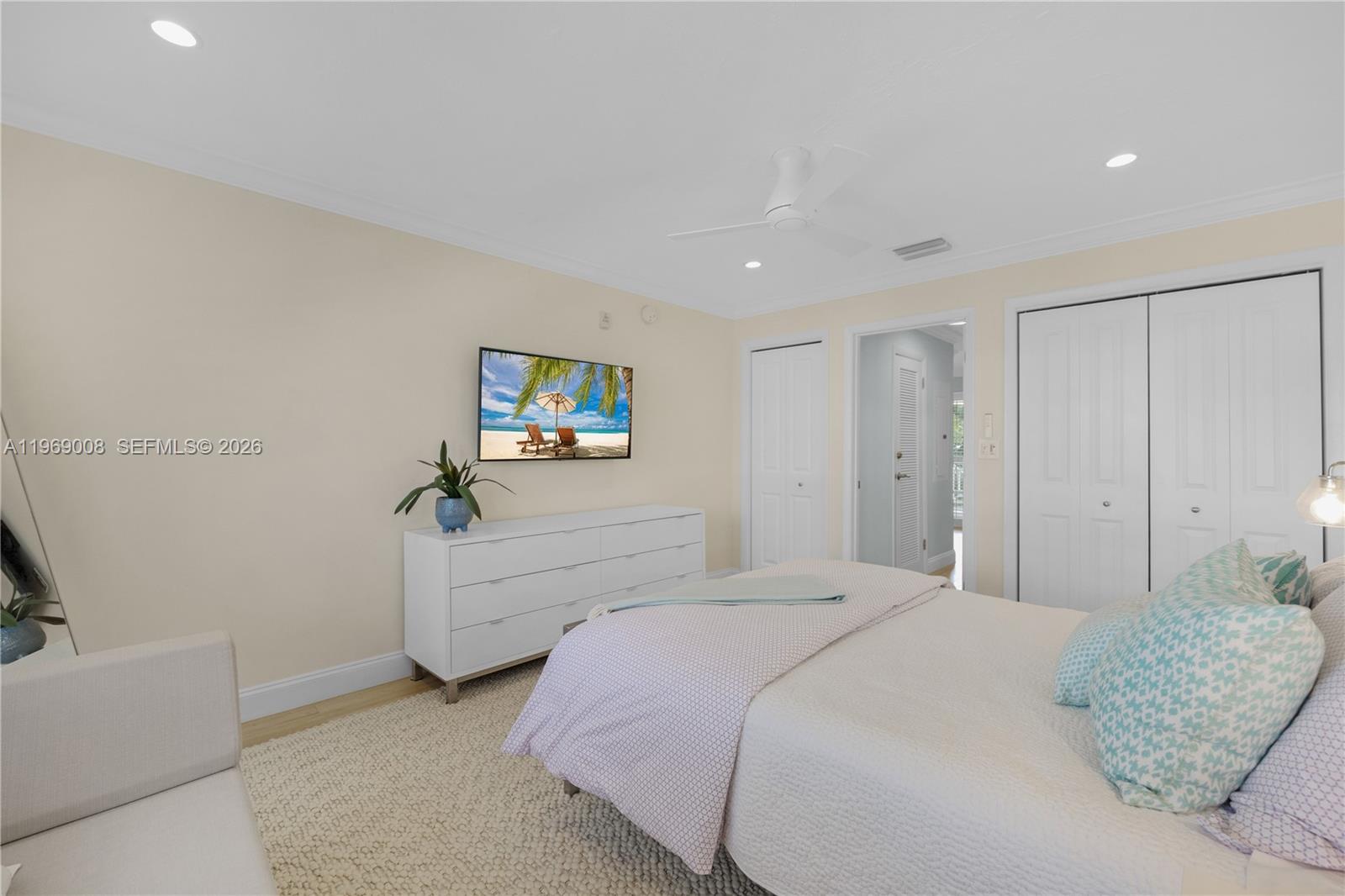26 Marlin Lane, Unit B Key Largo, FL 33037 - Photo 9 of 16 a bedroom with a bed and a dresser