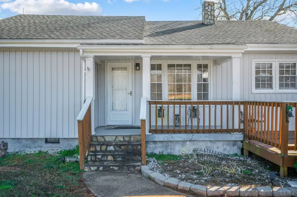 a view of an house with backyard and pool