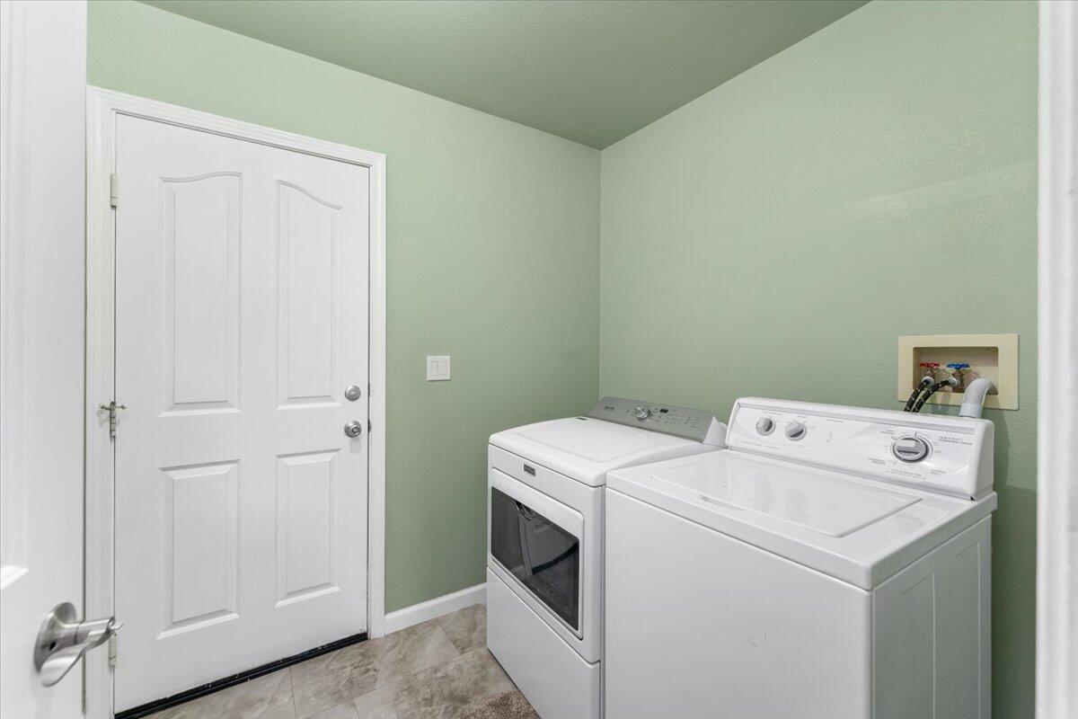 1543 Marigold Way Redding, CA 96003 - Photo 18 of 47 a utility room with dryer and washer