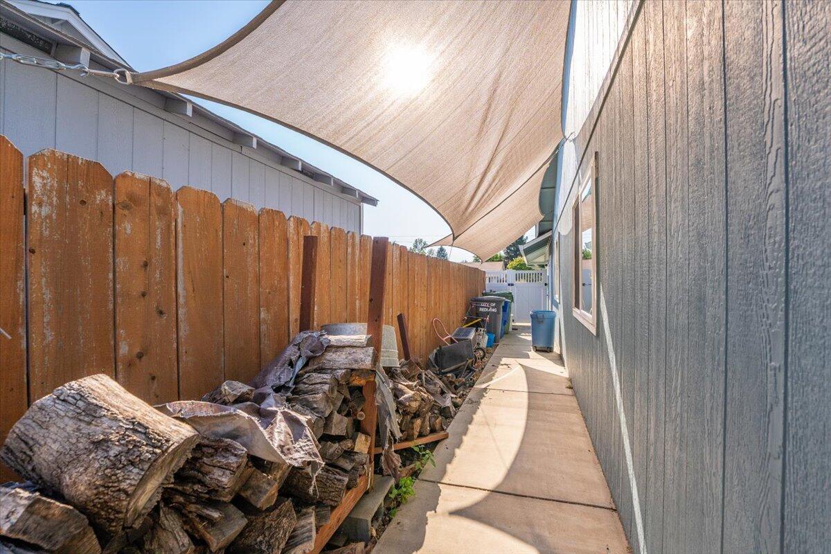 1543 Marigold Way Redding, CA 96003 - Photo 42 of 47 a balcony with table and chairs