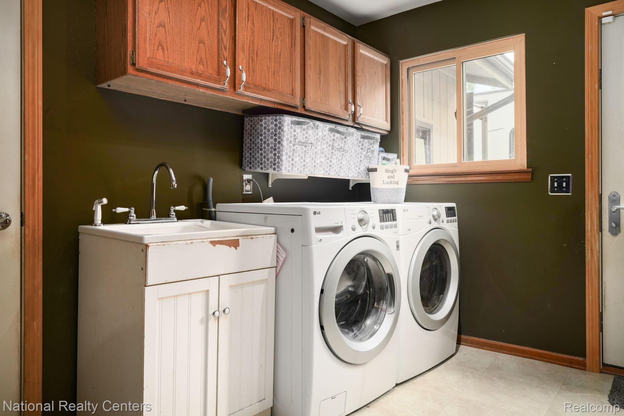2370 Highfield Road Waterford, MI 48329 - Photo 15 of 34 First floor laundry with outdoor access