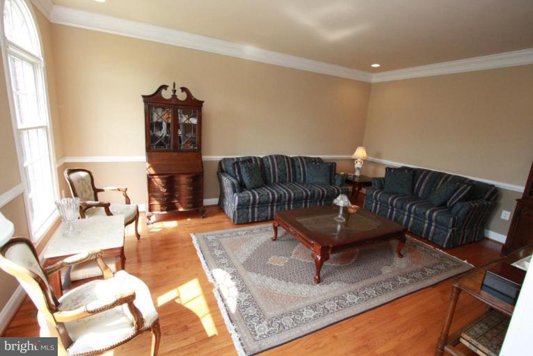 12100 Sheets Farm Road North Potomac, MD 20878 - Photo 2 of 30 Living Room