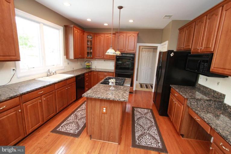 12100 Sheets Farm Road North Potomac, MD 20878 - Photo 9 of 30 Kitchen