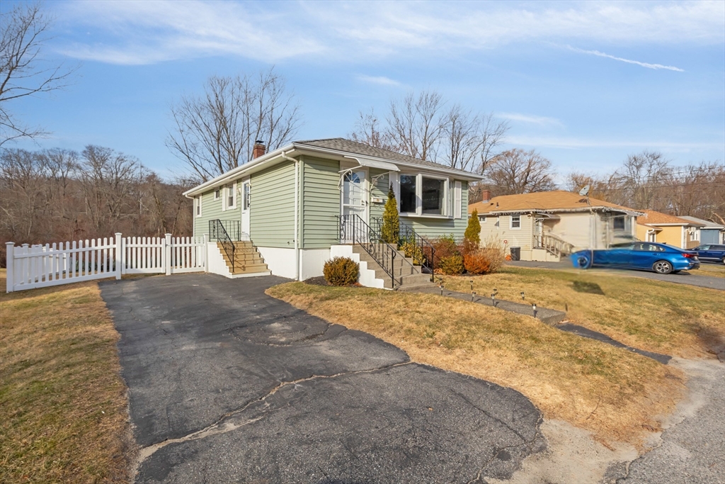 36 Dallas Street Worcester, MA 01604 - Photo 3 of 26 Gallery Image 3
